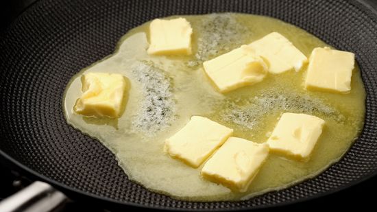 Cần đun chảy bơ trong chảo để tạo thành bơ loãng.