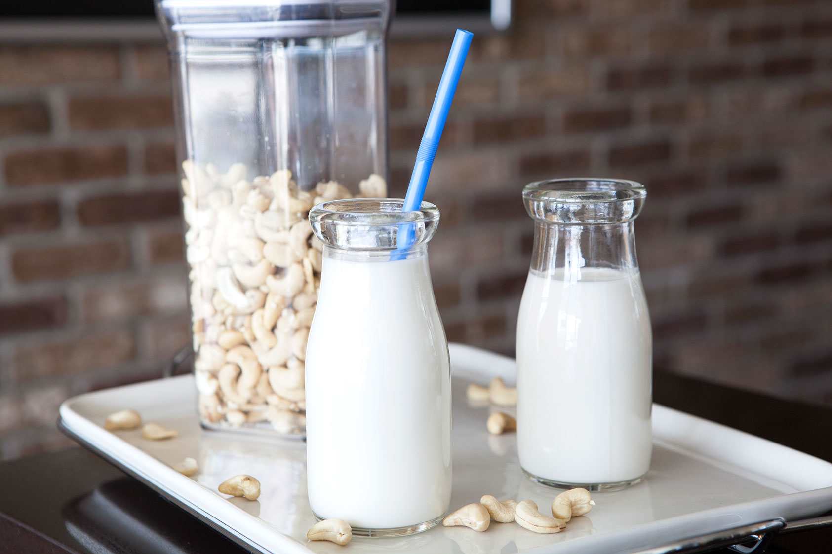 Không chỉ mang nhiều lợi ích cho sức khỏe mà cách làm sữa hạt điều cũng khá đơn giản