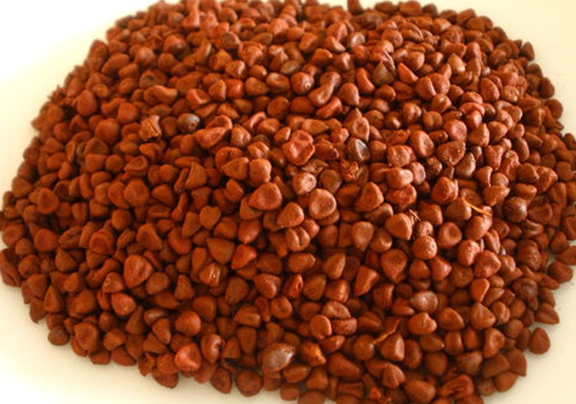 Hạt điều đỏ (hay còn gọi là: hạt điều màu, hạt cà ri), các bạn cũng có thể gọi chúng là hạt cà ri hay hạt điều đỏ.
