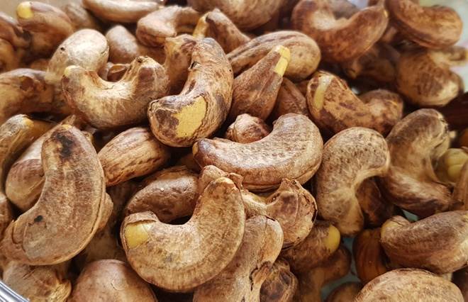 Eating just one ounce of cashews without salt (about 18-20 nuts) can provide you with over 160 calories and 5 grams of protein. This makes them an ideal snack for people who want to gain weight.