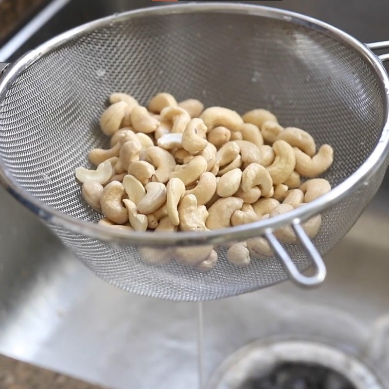 Trước khi sử dụng hạt điều bạn phải rửa sạch hạt, ngâm hạt điều tầm 10 - 15 phút, rồi để ráo nước.