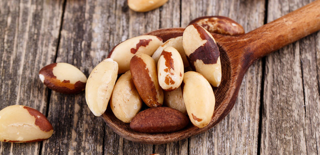 The fiber content in Brazil nuts supports the digestive system.